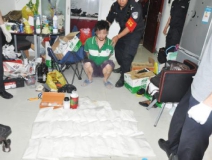 廚房水管破裂傳出刺鼻性氣味，原以為是鄰居家裝修后除甲醛沒到位，沒想到是“絕命毒師”